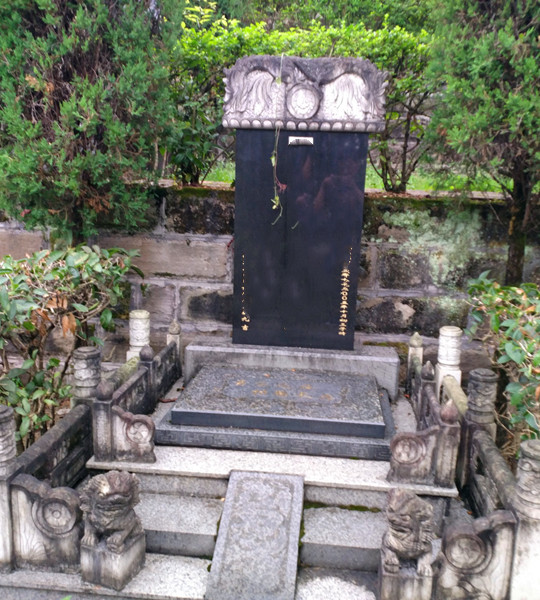传统围栏墓