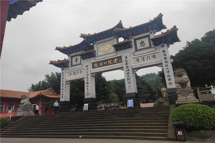 大门侧面